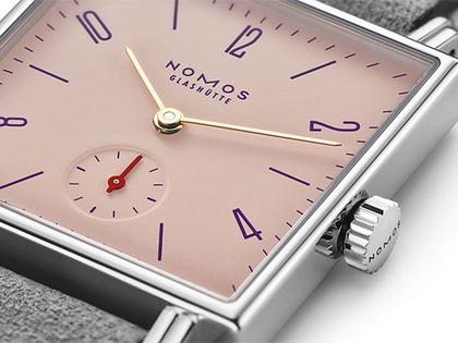 Nomos Glashütte Tetra Petit Four Perle Handaufzug Edelstahl 29mm rosafarbenes Zifferblatt graues Lederband Glasboden – Damenuhren Uhr ohne Datum aus Edelstahl. Das Gehäuse ist quadratisch und silber. Das Lederarmband ist grau. Das Zifferblatt ist arabisch Index und rosa. – Ansicht 4