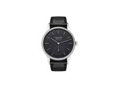 Nomos Glashütte Orion neomatik New Black Automatik Edelstahl 36mm schwarzes Zifferblatt schwarzes Lederband Glasboden – Herrenuhren Uhr ohne Datum aus Edelstahl und Leder. Das Gehäuse ist rund und silber. Das Lederarmband ist schwarz. Das Zifferblatt ist ein Index in schwarz.
