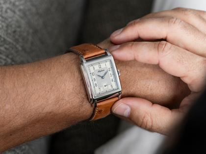 Alpina Alpiner Heritage Carrée Automatic 140 Years Edelstahl 32,5x39mm beiges Zifferblatt braunes Lederband – Herrenuhren Uhr ohne Datum aus Edelstahl und Leder. Das Gehäuse ist rechteckig und silber. Das Lederarmband Strauß ist braun. Das Zifferblatt ist arabisch und beige. – Ansicht 4