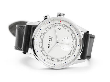 Nomos Glashütte Zürich Weltzeit Automatik Edelstahl 40mm weißes Zifferblatt schwarzes Lederband – Herrenuhren Uhr ohne Datum aus Edelstahl und Leder. Das Gehäuse ist rund und silber. Das Lederarmband ist schwarz. Das Zifferblatt ist ein Index in weiß. – Ansicht 4