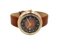 Glashütte Original GUB Glashütte Spezimatic "Ufo" Messing vergoldet 42mm Lederband Kaliber 75 Occasion Refurbished – Herrenuhren Uhr mit Datum aus Messing. Das Gehäuse ist rund und gelbgold. Das Lederarmband ist braun. Das Zifferblatt ist ein Index in braun.