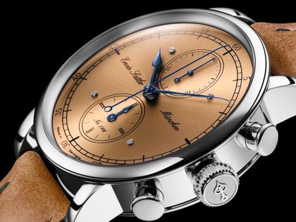 Erwin Sattler Chronograph 66 Automatik Edelstahl 44mm bronzefarbenes Zifferblatt braunes Lederband limitiert – Herrenuhren Chronograph aus Bronze, Edelstahl und Leder. Das Gehäuse ist rund und silber. Das Lederarmband ist braun. Das Zifferblatt ist arabisch Index und bronze. – Ansicht 3