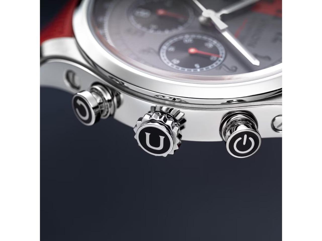 Union Glashütte Belisar Chronograph Speedster Limited Edition 2024 Automatik Edelstahl 44mm graues Zifferblatt graues Lederband – Herrenuhren Chronograph aus Edelstahl. Das Gehäuse ist rund und silber. Das Lederarmband ist schwarz. Das Zifferblatt ist arabisch Index und grau. – Ansicht 3