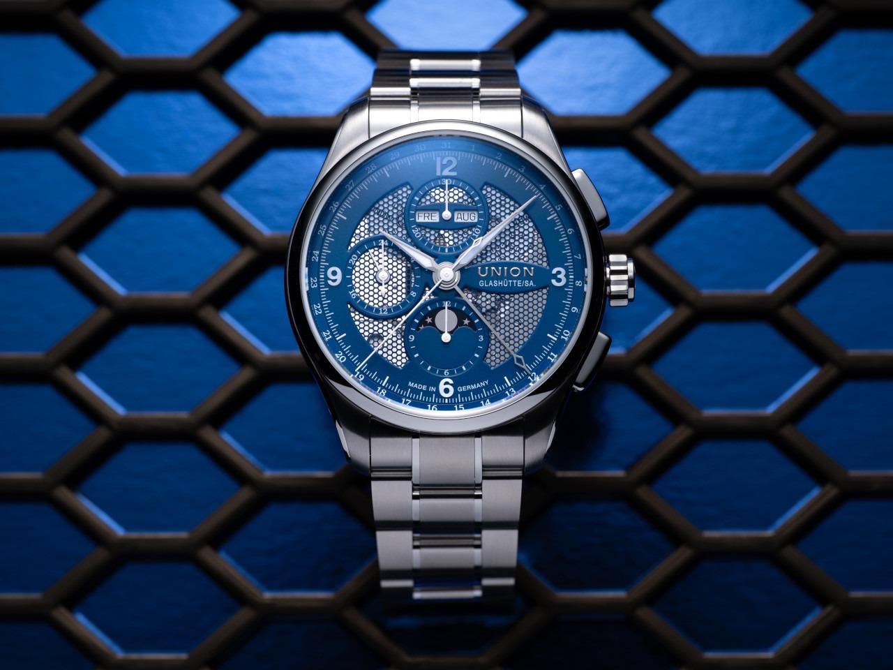 Union Glashütte Belisar Chronograph Mondphase Automatik Edelstahl 42mm blaues Zifferblatt Metallband – Herrenuhren Chronograph aus Edelstahl. Das Gehäuse ist rund und silber. Das Edelstahlarmband ist silber. Das Zifferblatt ist arabisch Index und blau. – Ansicht 6