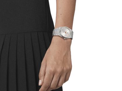 Tissot PRX Quarz Edelstahl 35mm silbernes Zifferblatt Metallband – Damenuhren Uhr mit Datum aus Edelstahl. Das Gehäuse ist rund und silber. Das Edelstahlarmband ist silber. Das Zifferblatt ist ein Index in silber. – Ansicht 4