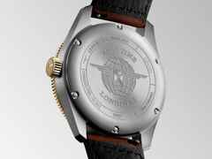 Longines Spirit Zulu Time Automatik Edelstahl 42mm Gelbgold-Lünette graues Zifferblatt braunes Lederband – Herrenuhren Uhr mit Datum aus 750 Gelbgold, Edelstahl, Keramik und Leder. Das Gehäuse ist rund und silber-gelbgold. Das Lederarmband ist braun. Das Zifferblatt ist arabisch Index und grau. – Ansicht 4