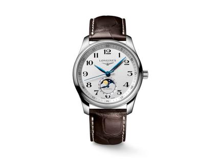 Longines Master Collection Mondphase Automatik Edelstahl 40mm silbernes Zifferblatt braunes Lederband – Herrenuhren Uhr mit Datum aus Edelstahl und Leder. Das Gehäuse ist rund und silber. Das Lederarmband Kroko / Alligator ist braun. Das Zifferblatt ist arabisch und silber.