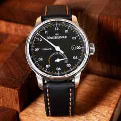 MeisterSinger Primatic Schwarz – Herrenuhren Uhr mit Datum aus Edelstahl und Leder. Das Gehäuse ist rund und silber. Das Lederarmband ist schwarz. Das Zifferblatt ist arabisch und schwarz. – Ansicht 2
