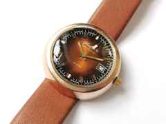 Glashütte Original GUB Glashütte Spezimatic "Ufo" Messing vergoldet 42mm Lederband Kaliber 75 Occasion Refurbished – Herrenuhren Uhr mit Datum aus Messing. Das Gehäuse ist rund und gelbgold. Das Lederarmband ist braun. Das Zifferblatt ist ein Index in braun. – Ansicht 3