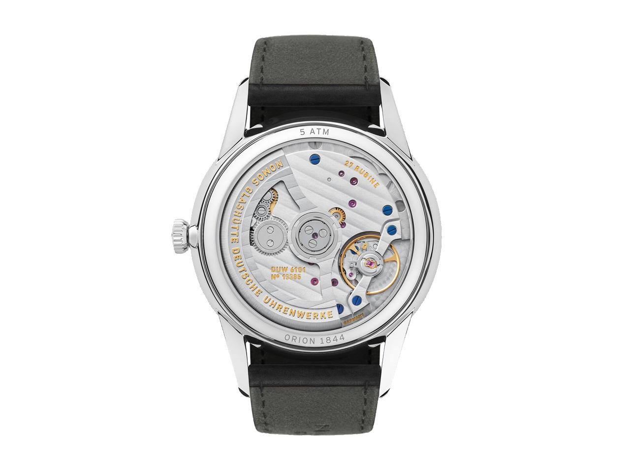 Nomos Glashütte Orion neomatik 41 Datum New Black Automatik Edelstahl schwarzes Zifferblatt schwarzes Lederband Glasboden – Herrenuhren Uhr mit Datum aus Edelstahl, Leder und rhodiniert. Das Gehäuse ist rund und silber. Das Lederarmband ist schwarz. Das Zifferblatt ist ein Index in schwarz. – Ansicht 2