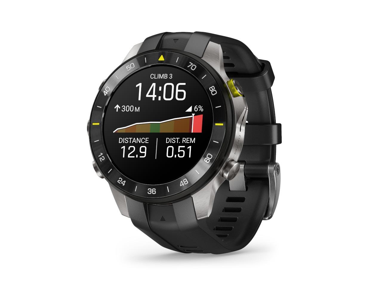 Garmin MARQ Athlete Gen 3 Titan 47mm digitales Display schwarzes Kautschukband – Herrenuhren Uhr Multifunktion aus Kautschuk, Keramik und Titan. Das Gehäuse ist rund und grau. Das Kautschuk / Kunststoff / Silikon Armband ist schwarz. Der Zifferblatt ist digital. – Ansicht 2