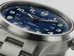 Hamilton Khaki Field Titanium Auto Titan 42mm blaues Zifferblatt Metallband – Herrenuhren Uhr ohne Datum aus Titan. Das Gehäuse ist rund und silber. Das Titanarmband ist silber. Das Zifferblatt ist arabisch und blau. – Ansicht 5