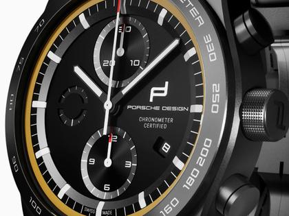 Porsche Design Custom Built Timepieces Watchmakers Choice "SpeedGelb" Chronograph Automatik Titan Schwarz 42mm schwarzes Zifferblatt schwarzes Lederband – Herrenuhren Chronograph aus Edelstahl, Leder, Titan und Titancarbid beschichtet. Das Gehäuse ist rund und schwarz. Das Lederarmband ist schwarz. Das Zifferblatt ist ein Index in schwarz. – Ansicht 3