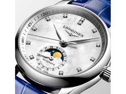 Longines Master Collection Automatik Edelstahl 34mm weißes Perlmutt-Zifferblatt mit Diamanten blaues Lederband – Damenuhren Uhr mit Datum aus Edelstahl und Leder. Das Gehäuse ist rund und silber. Das Lederarmband Kroko / Alligator ist blau. Das Zifferblatt ist ein Index in weiß. – Ansicht 2