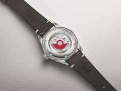 Oris Big Crown Pointer Date X Cervo Volante Automatik Edelstahl 40mm burgunderrotes Zifferblatt braunes Lederband – Herrenuhren Uhr mit Datum aus Edelstahl und Leder. Das Gehäuse ist rund und silber. Das Lederarmband ist braun. Das Zifferblatt ist arabisch und rot. – Ansicht 3
