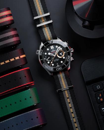 Omega Seamaster Diver 300M Chronograph Automatik Edelstahl 44mm 007 First Light schwarzes Zifferblatt – Herrenuhren Chronograph aus Edelstahl und Keramik. Das Gehäuse ist rund und silber. Das Textilarmband ist grau. Das Zifferblatt ist ein Index in schwarz. – Ansicht 5