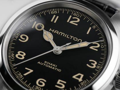 Hamilton Khaki Field Murph Automatik Edelstahl 38mm schwarzes Zifferblatt schwarzes Lederband – Herrenuhren Uhr ohne Datum aus Edelstahl und Leder. Das Gehäuse ist rund und silber. Das Lederarmband ist schwarz. Das Zifferblatt ist arabisch und schwarz. – Ansicht 8