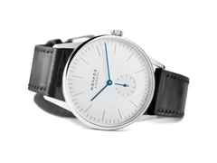Nomos Glashütte Orion 38 Handaufzug Edelstahl 38mm weißes Zifferblatt schwarzes Zifferblatt Glasboden – Herrenuhren Uhr ohne Datum aus Edelstahl. Das Gehäuse ist rund und silber. Das Lederarmband ist schwarz. Das Zifferblatt ist ein Index in weiß. – Ansicht 2