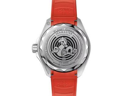Omega Seamaster Planet Ocean 6000M Ultra Deep Automatik Edelstahl 45,5mm oranges Zifferblatt Kautschukband – Herrenuhren Uhr ohne Datum aus Edelstahl, Keramik und Titan. Das Gehäuse ist rund und silber. Das Kautschuk / Kunststoff / Silikon Armband ist schwarz. Das Zifferblatt ist arabisch Index und grau. – Ansicht 2