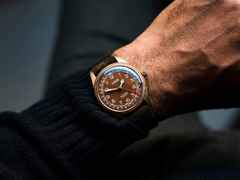Oris Big Crown Pointer Date Automatik Bronze 40mm braunes Zifferblatt braunes Lederband – Herrenuhren Uhr mit Datum aus Bronze und Edelstahl. Das Gehäuse ist rund und roségold. Das Lederarmband ist braun. Das Zifferblatt ist arabisch und braun. – Ansicht 4