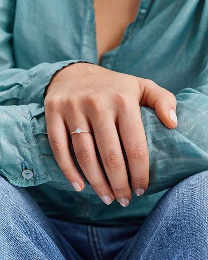 Nanis Dancing in the Rain Azure Ring Gelbgold Milky Aquamarin klein – Ringe Ring mit Besatz aus 750 Gelbgold. – Ansicht 4