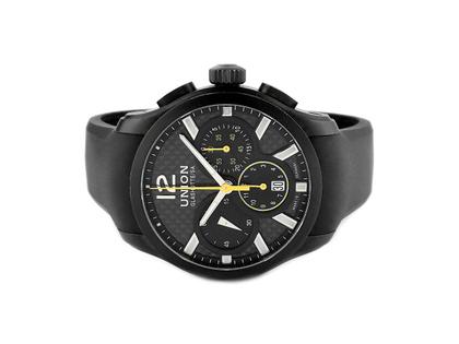 Union Glashütte Belisar Chronograph Sport Automatik Edelstahl PVD-Schwarz 43mm schwarzes Zifferblatt schwarzes Kautschukband D002.627.16.207.00 Full Set Occasion Refurbished – Herrenuhren Chronograph aus Carbon, Edelstahl und PVD beschichtet. Das Gehäuse ist rund und schwarz. Das Kautschuk / Kunststoff / Silikon Armband ist schwarz. Das Zifferblatt ist arabisch Index und schwarz.
