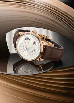 Glashütte Original PanoMaticCalendar Automatik Rotgold 42mm silbernes Zifferblatt braunes Lederband – Herrenuhren Uhr mit Kalender aus 750 Rotgold. Das Gehäuse ist rund und roségold. Das Lederarmband Kroko / Alligator ist braun. Das Zifferblatt ist ein Index in silber. – Ansicht 8