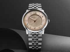 Frederique Constant Classics Premiere Automatik Edelstahl 38,5mm beiges Zifferblatt Metallband – Herrenuhren Uhr ohne Datum aus Edelstahl. Das Gehäuse ist rund und silber. Das Edelstahlarmband ist silber. Das Zifferblatt ist arabisch und beige. – Ansicht 4