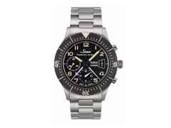 Sinn Spezialuhren 156.1 Fliegerchronograph Automatik Edelstahl 43mm schwarzes Zifferblatt schwarzes Lederband limitiert – Herrenuhren Chronograph aus Edelstahl. Das Gehäuse ist rund und silber. Das Lederarmband ist schwarz. Das Zifferblatt ist arabisch und schwarz. – Ansicht 2