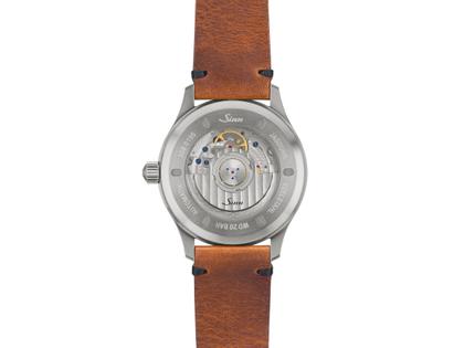 Sinn Spezialuhren 308 Jagduhr Automatik Edelstahl 40mm grünes Zifferblatt graues Textilband – Herrenuhren Uhr mit Datum aus Edelstahl. Das Gehäuse ist rund und silber. Das Textilarmband ist grau. Das Zifferblatt ist ein Index in grün. – Ansicht 2