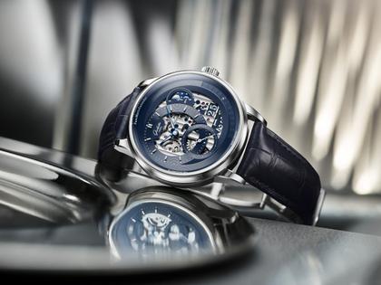 Glashütte Original PanoMaticCalendar Automatik Platin 42mm skelettiertes Zifferblatt blaues Lederband limitiert – Herrenuhren Uhr mit Kalender aus 750 Weißgold, 950 Platin und Leder. Das Gehäuse ist rund und silber. Das Lederarmband Kroko / Alligator ist blau. Das Zifferblatt ist ein Index in blau. – Ansicht 12