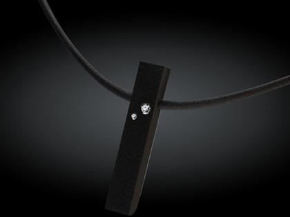 André Ribeiro Halsreif mit Anhänger Stab Kautschuk mit Brillanten 0,07 – Halsschmuck Collier aus 750 Weißgold, Edelstahl, Kautschuk und und .