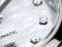 TAG Heuer Carrera Date Automatik Edelstahl 29mm weißes Perlmutt-Zifferblatt mit Brillanten Metallband – Damenuhren Uhr mit Datum aus Edelstahl. Das Gehäuse ist rund und silber. Das Edelstahlarmband ist silber. Das Zifferblatt ist ein Index in weiß. – Ansicht 3
