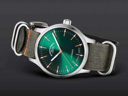 Mühle Glashütte Panova Grün Automatik Edelstahl 40mm grünes Textilband – Herrenuhren Uhr ohne Datum aus Edelstahl und Leder. Das Gehäuse ist rund und silber. Das Textilarmband ist grün. Das Zifferblatt ist ein Index in grün. – Ansicht 2