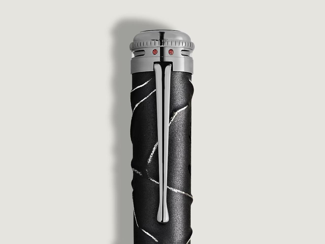 Montblanc Writers Edition                       2026: Hommage to Bram Stoker Limited Edition 1897 Füllfederhalter M – Schreibgeräte Füllfederhalter in schwarz und aus 750 Gelbgold, 925 Silber und Ruthenium. – Ansicht 4