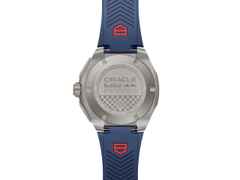TAG Heuer Formula 1 Chronograph X Oracle RedBull Racing Automatik Titan 44mm blaues Zifferblatt blaues Kautschukband – Herrenuhren Chronograph aus Carbon, DLC beschichtet, Kautschuk und Titan. Das Gehäuse ist rund und grau. Das Kautschuk / Kunststoff / Silikon Armband ist blau. Das Zifferblatt ist ein Index in blau. – Ansicht 3