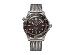 Omega Seamaster Diver 300M "007 Edition" Automatik Titan 42mm braunes Zifferblatt Titanband – Herrenuhren Uhr ohne Datum aus Aluminium und Titan. Das Gehäuse ist rund und grau. Das Titanarmband ist grau. Das Zifferblatt ist ein Index in braun.