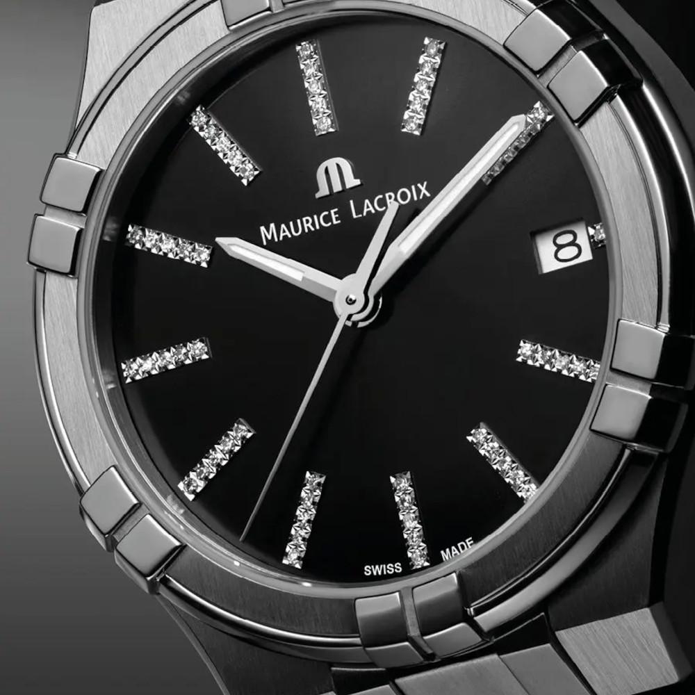Maurice Lacroix Aikon Quarz Edelstahl 35mm schwarzes Zifferblatt schwarzes Kautschukband – Damenuhren Uhr mit Datum aus Edelstahl, Kautschuk, PVD beschichtet und vergoldet. Das Gehäuse ist rund und silber. Das Kautschuk / Kunststoff / Silikon Armband ist schwarz. Das Zifferblatt ist ein Index in schwarz. – Ansicht 2