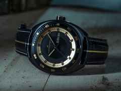 Hamilton American Classic Pan Europ Resident Evil Requiem Limited Edition Automatik Edelstahl PVD-Schwarz 42mm schwarz-goldenes Zifferblatt Lederband – Herrenuhren Uhr mit Datum aus Edelstahl und PVD beschichtet. Das Gehäuse ist rund und schwarz. Das Lederarmband ist schwarz. Das Zifferblatt ist ein Index in schwarz. – Ansicht 5