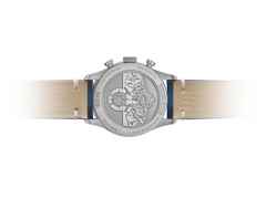 Montblanc 1858 Automatic Chronograph blau – Herrenuhren Chronograph aus Titan. Das Gehäuse ist rund und silber. Das Lederarmband ist blau. Das Zifferblatt ist arabisch Index und blau. – Ansicht 3