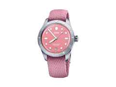 Oris Divers Sixty-Five Cotton Candy Automatik Edelstahl 38mm pinkes Zifferblatt pinkes Textilband – Damenuhren Uhr mit Datum aus Edelstahl. Das Gehäuse ist rund und silber. Das Textilarmband ist rosa. Das Zifferblatt ist ein Index in rosa.