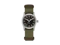 Hamilton Khaki Field Quartz Edelstahl 33mm schwarzes Zifferblatt grünes NATO-Textilband – Damenuhren Uhr ohne Datum aus Edelstahl. Das Gehäuse ist rund und grau. Das Textilarmband ist grün. Das Zifferblatt ist ein Index in schwarz.