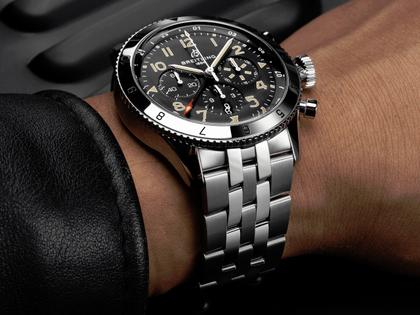 Breitling Super Avi B04 Chronograph GMT 46 P-51 Mustang Automatik Edelstahl schwarzes Zifferblatt Metallband – Herrenuhren Chronograph aus Edelstahl. Das Gehäuse ist rund und silber. Das Edelstahlarmband ist silber. Das Zifferblatt ist arabisch und schwarz. – Ansicht 5