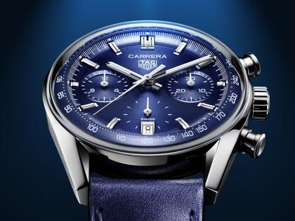 TAG Heuer Carrera Chronograph Automatik Edelstahl 39mm blaues Zifferblatt blaues Lederband – Herrenuhren Chronograph aus Edelstahl und Leder. Das Gehäuse ist rund und silber. Das Lederarmband ist blau. Das Zifferblatt ist ein Index in blau. – Ansicht 7