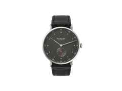 Nomos Glashütte Metro 38 Stadtschwarz Handaufzug Edelstahl 38mm schwarzes Zifferblatt schwarzes Lederband Glasboden – Herrenuhren Uhr ohne Datum aus Edelstahl. Das Gehäuse ist rund und silber. Das Lederarmband ist schwarz. Das Zifferblatt ist arabisch Index und grau.