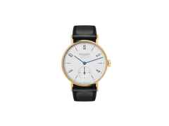 Nomos Glashütte Tangente Gold Neomatik Automatik Gelbgold 35mm weißes Zifferblatt schwarzes Lederband – Damenuhren Uhr ohne Datum aus 750 Gelbgold und Leder. Das Gehäuse ist rund und gelbgold. Das Lederarmband ist schwarz. Das Zifferblatt ist arabisch Index und weiß.