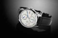 Glashütte Original Senator Chronometer Regulator Handaufzug Weißgold 42mm silbernes Zifferblatt schwarzes Lederband – Herrenuhren Uhr ohne Datum aus 750 Weißgold. Das Gehäuse ist rund und silber. Das Lederarmband Kroko / Alligator ist schwarz. Das Zifferblatt ist römisch und silber. – Ansicht 2