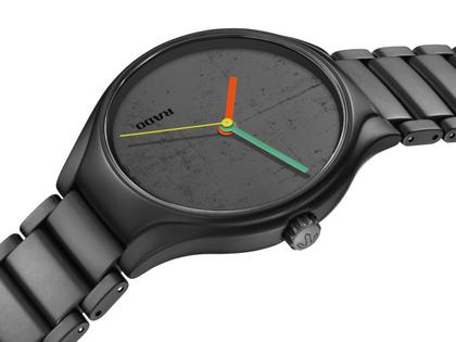 Rado True Round x Les Couleurs Le Corbusier Automatik Keramik 40mm schwarzes Zifferblatt schwarzes Keramikband – Herrenuhren Uhr ohne Datum aus Keramik und Titan. Das Gehäuse ist rund und schwarz. Das Keramikarmband ist schwarz. Das Zifferblatt ist ohne Zeichen und schwarz. – Ansicht 2