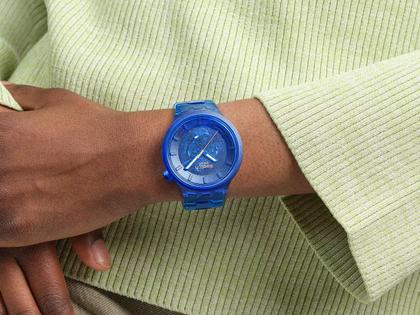 Swatch Big Bold Biosourced Colours of Joy Navy Quarz Kunststoff 47mm blaues Zifferblatt blaues Kunststoffband – Herrenuhren Uhr ohne Datum aus Bio-Kunststoff und Kunststoff. Das Gehäuse ist rund und blau. Das Kautschuk / Kunststoff / Silikon Armband ist blau. Das Zifferblatt ist ohne Zeichen und blau. – Ansicht 3