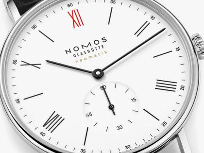Nomos Glashütte Ludwig 39 Neomatik "Ärzte ohne Grenzen" Limited Edition Automatik Edelstahl 39mm weißes Zifferblatt schwarzes Lederband – Herrenuhren Uhr ohne Datum aus Edelstahl. Das Gehäuse ist rund und silber. Das Lederarmband ist schwarz. Das Zifferblatt ist römisch Index und weiß. – Ansicht 4